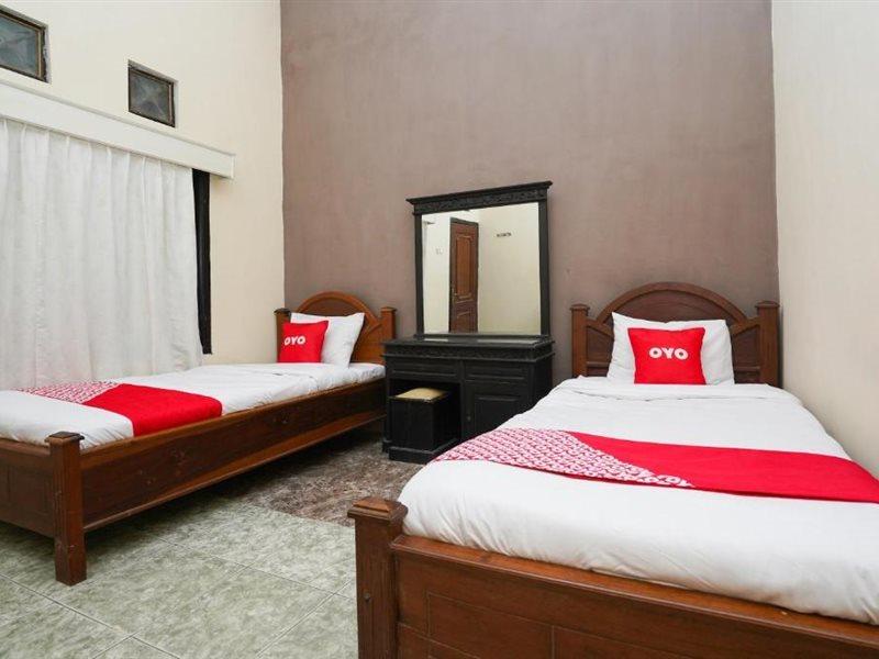 Oyo 2715 Hotel Madinah Syariah Pamekasan Exterior foto