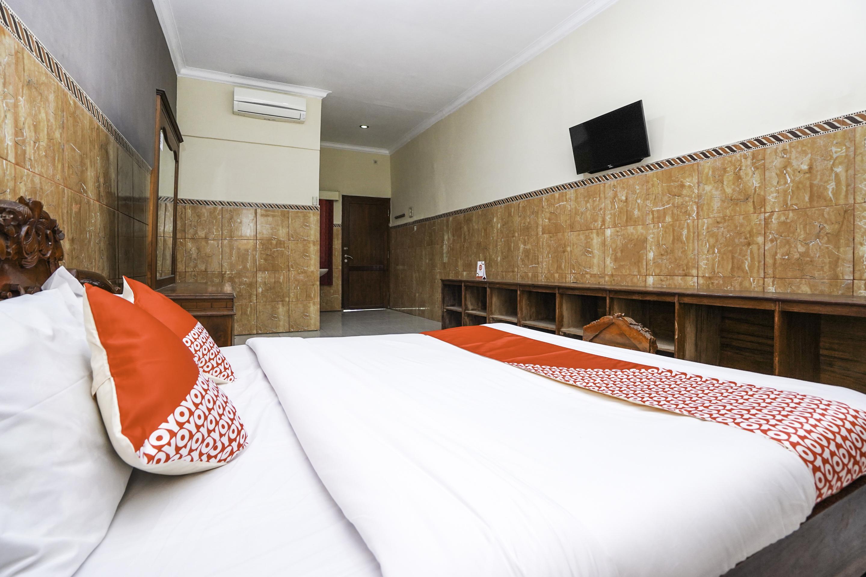 Oyo 2715 Hotel Madinah Syariah Pamekasan Exterior foto