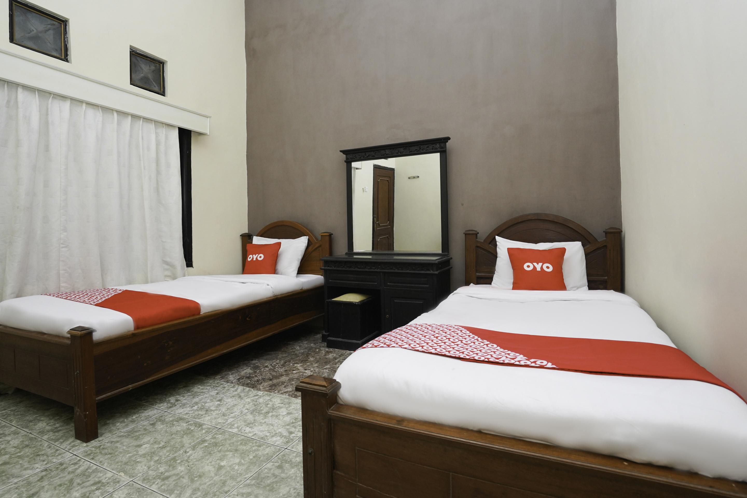Oyo 2715 Hotel Madinah Syariah Pamekasan Exterior foto