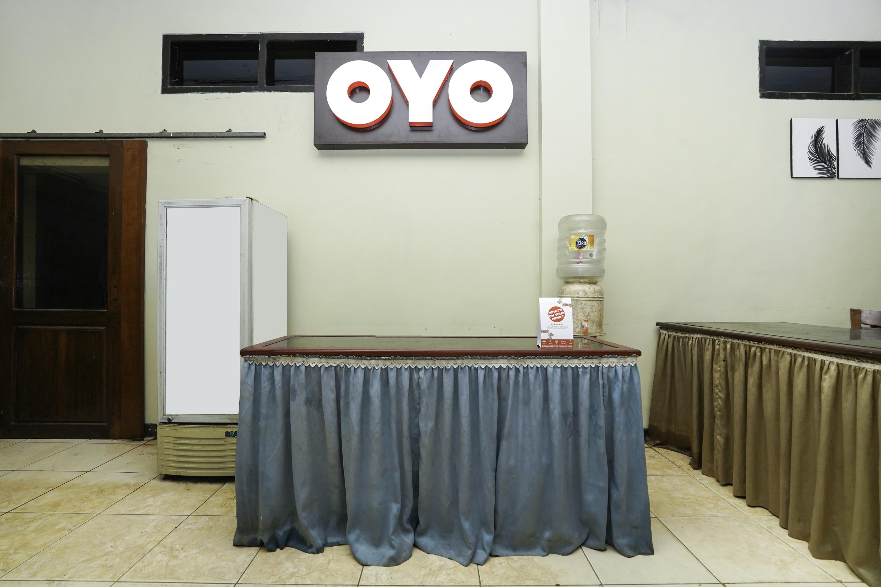 Oyo 2715 Hotel Madinah Syariah Pamekasan Exterior foto